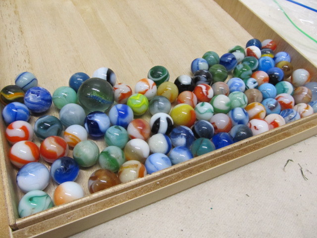 lot 137 image: Nice Lot of Old Vintage Marbles #4