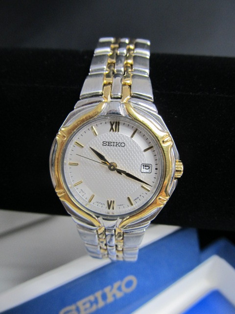 lot 124 image: NICE Seiko Ladies Watch wBox & Paperwork