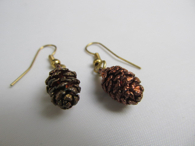 lot 117 image: 3 Pairs of Assorted Earrings