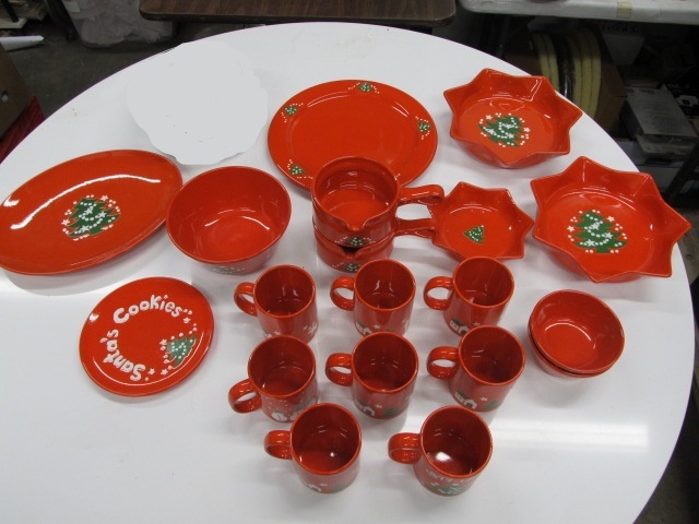 lot 141 image: Large Lot of WAECHTERSBACH Christmas Dishes
