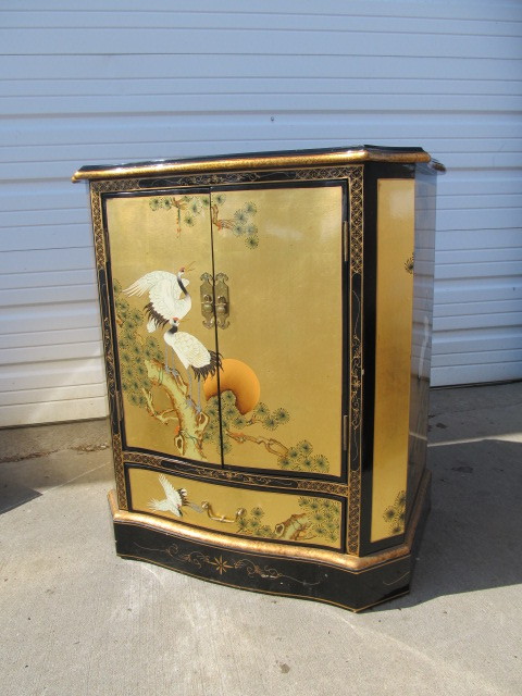 lot 3 image: Ornately Decorated Gold Oriental Cabinet