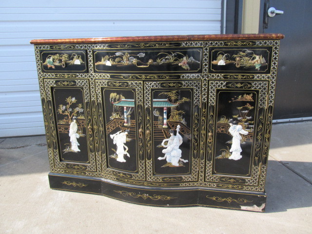 lot 4 image: Ornately Decorated Oriental SideboardBuffet