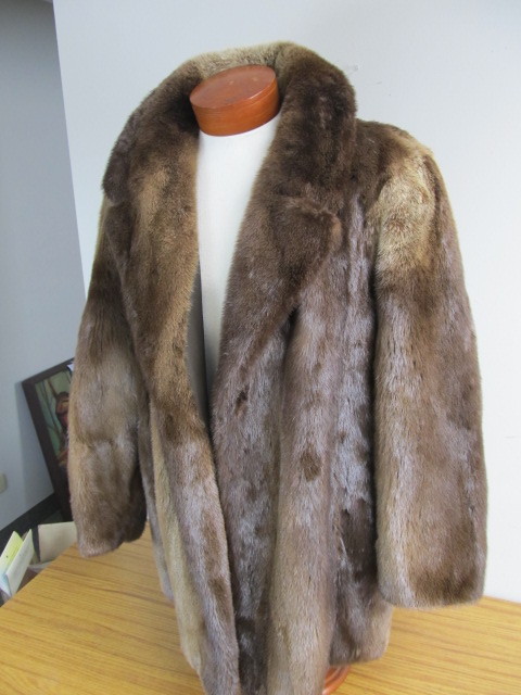 lot 8 image: Mint Condition High End Mens Genuine Mink Fur Coat from Albrechts