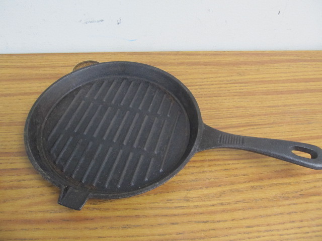 lot 166 image: Group of Assorted Cast Iron Cookware