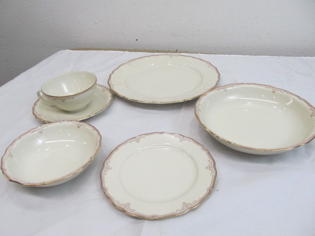 lot 13 image: Seltmann Weiden Dinnerware - Complete Set