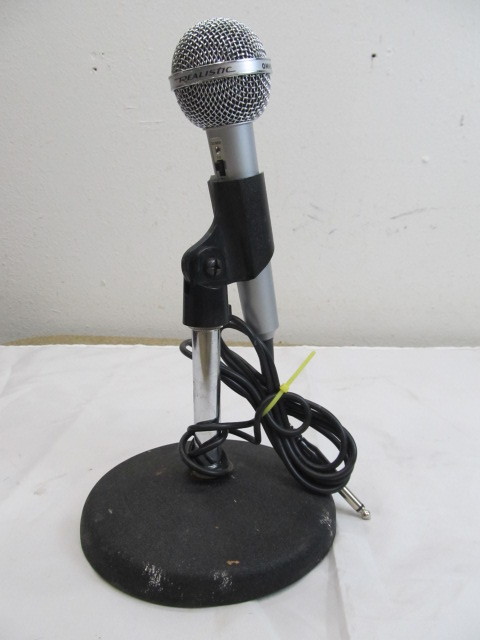 lot 16 image: REALISTIC Omnidirectional Desktop Microphone