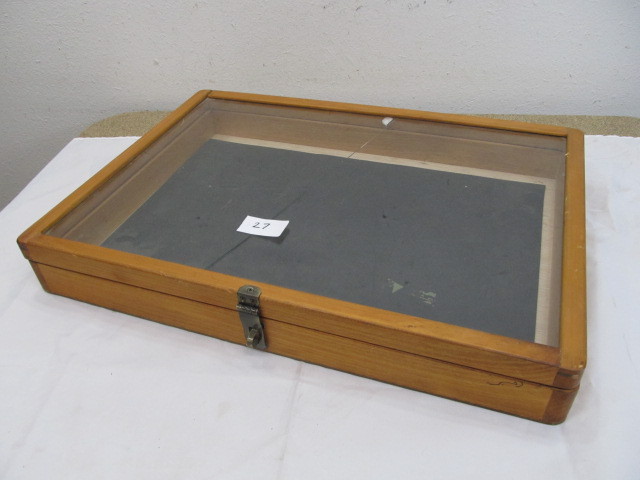 lot 26 image: Display Case