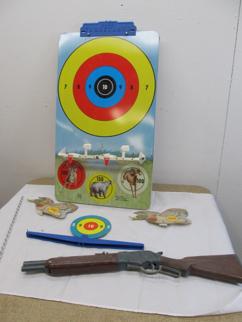 lot 28 image: Marx Targetland Duck Hunting Game