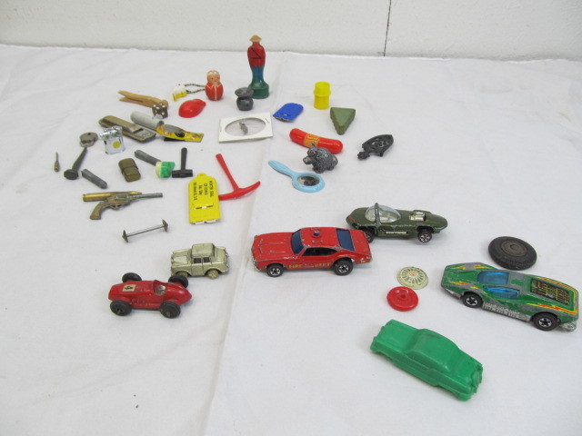 lot 89 image: Lot of Miniature Vintage Collectibles, Toy & Hot Wheels