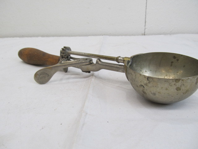 lot 101 image: Vintage Gilchrests No.31 Ice Cream Scoop