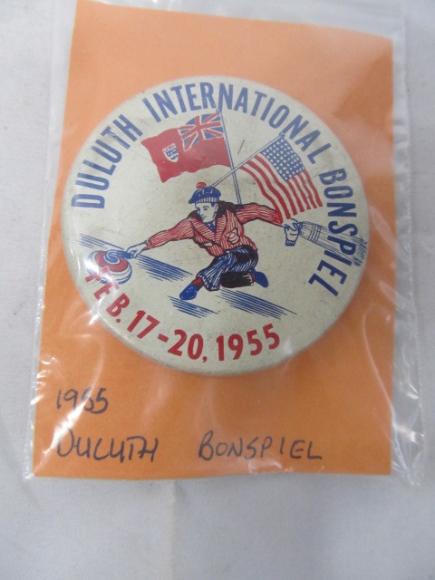 lot 137 image: Duluth Pinbacks -1955 International Bonspiel & Portorama