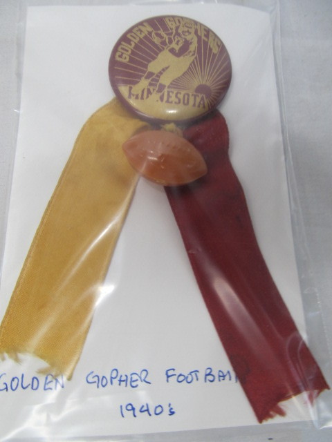 lot 139 image: 1940s Golden Gophers Booster Pin