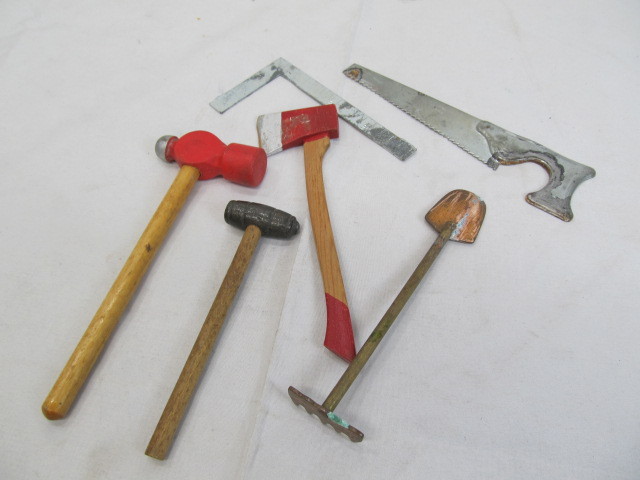lot 168 image: Lot of Miniature Tools