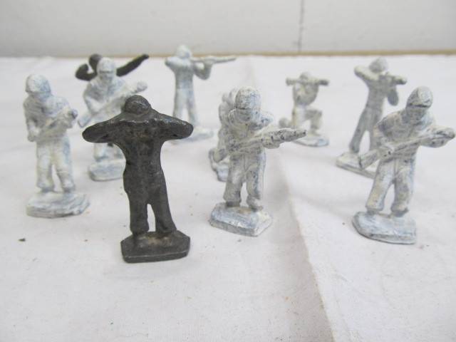 lot 174 image: Vintage MetalLead Toy Soldiers