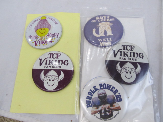 lot 186 image: Minnesota Vikings Pinbacks