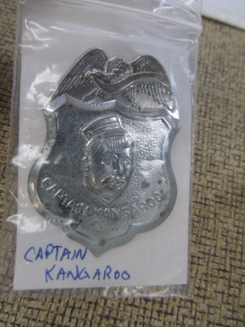 lot 204 image: Captain Kangaroo Pinback