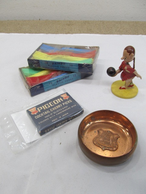 lot 265 image: Lot of Misc Collectibles