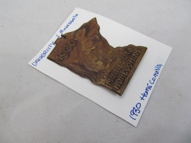 lot 289 image: 1930 University of MN Homecoming Badge