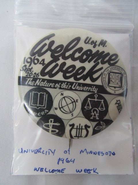 lot 291 image: 1964 U of M Welcome Back Pinback