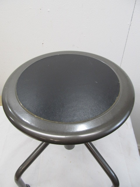 lot 339 image: Adjustable 15 to 21 Stool