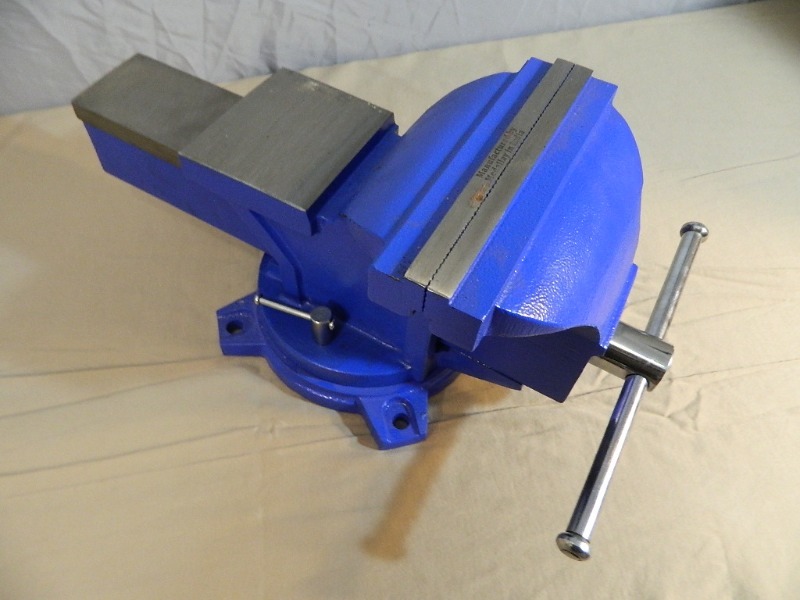 lot 3 image: New Large Bench Vise