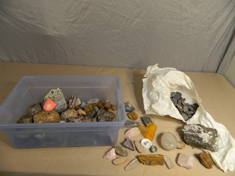 lot 8 image: Rocks, Gems, Etc