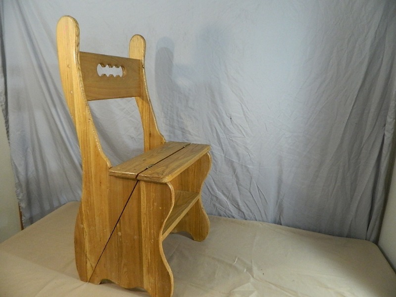 lot 38 image: Wood 2 in 1 Chair  Ladder