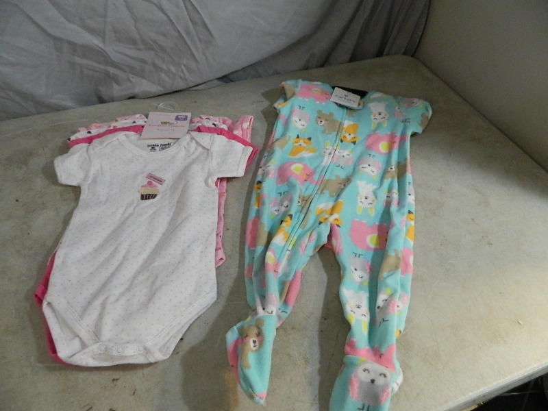 lot 44 image: New Baby Clothes