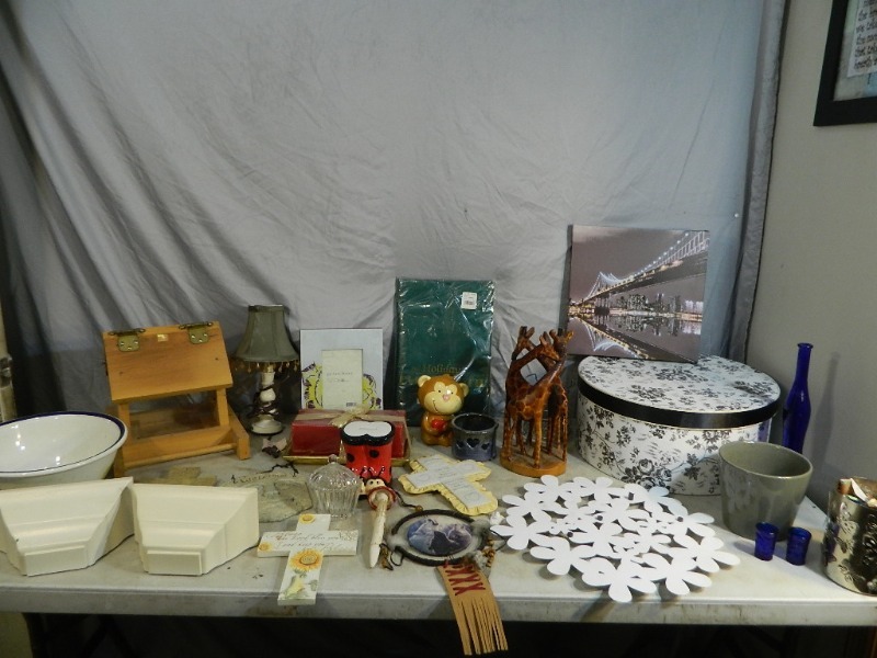 lot 105 image: Home Decor and More