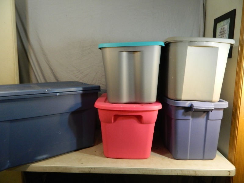 lot 113 image: 5 Assorted Totes with Lids