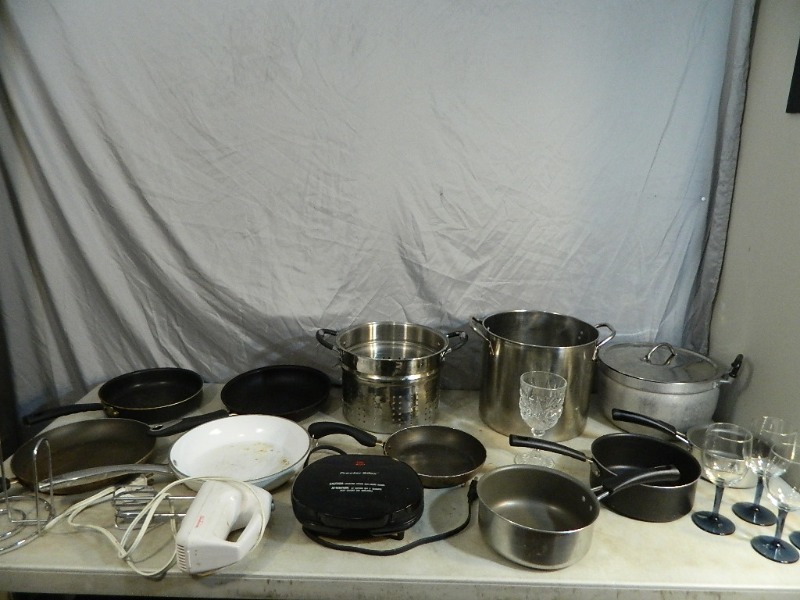 lot 120 image: Kitchen Items