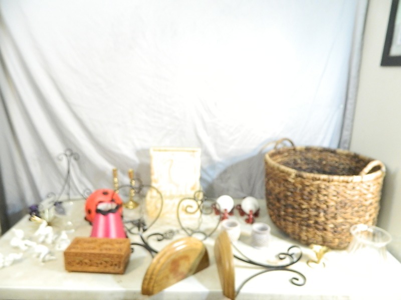 lot 125 image: Collectibles and Home Decor