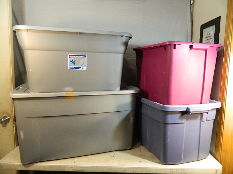 lot 128 image: 4 Totes with Lids