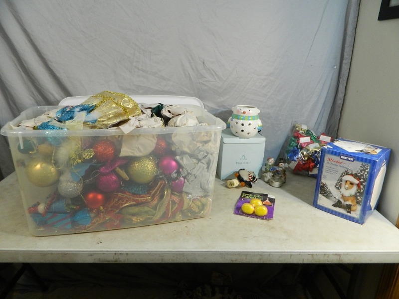 lot 135 image: Holiday Decor