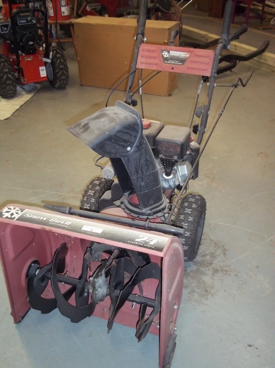lot 1 image: Snow Devill Snow Thrower 24 Electric Start