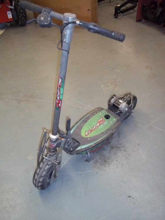 lot 2 image: Electric Scooter Blade Z
