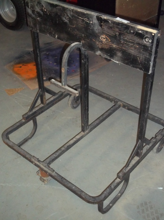 lot 6 image: Dual Boat Motor Stand