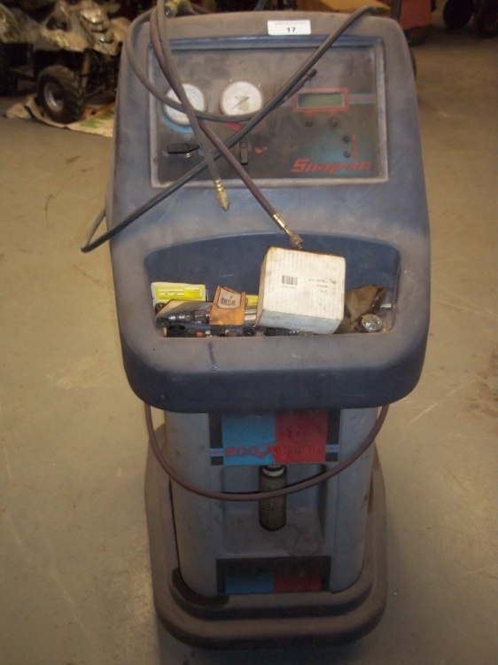 lot 17 image: R 134A AC Recycling and Charging Machine