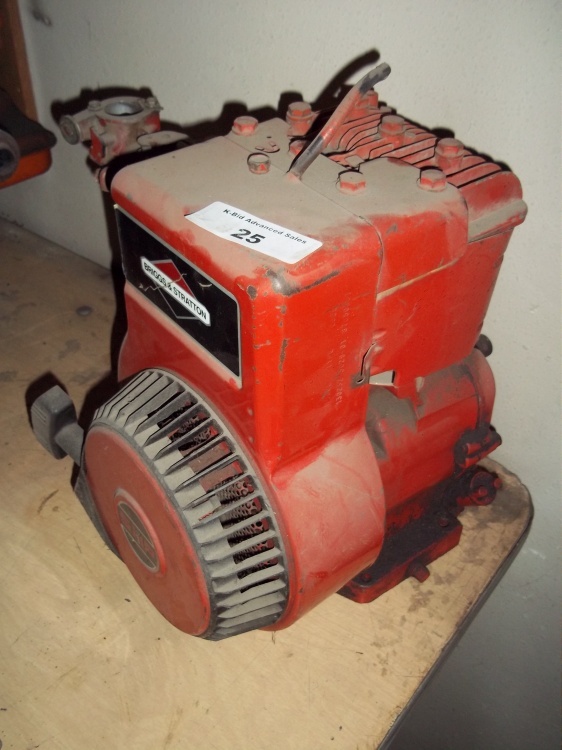 lot 25 image: 5 HP Briggs and Stratton Horizontal Shaft Motor