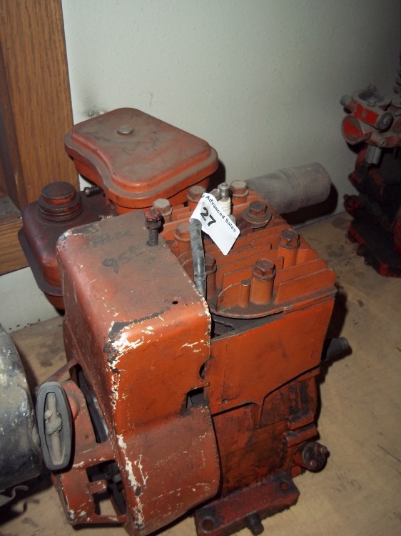 lot 27 image: 3 HP Briggs and Stratton Horizontal Shaft Motor