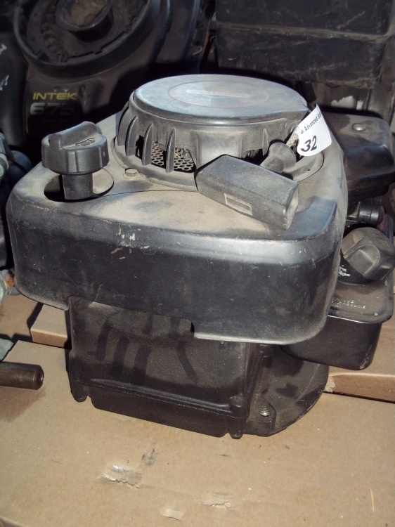 lot 32 image: 4 HP Briggs and Stratton Vertical Shaft Motor