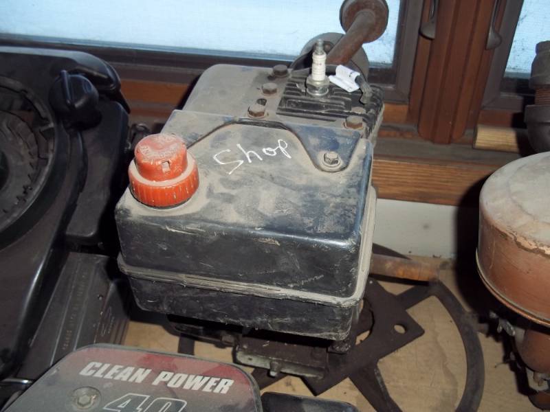 lot 33 image: 5 HP Briggs and Stratton Horizontal Shaft Motor
