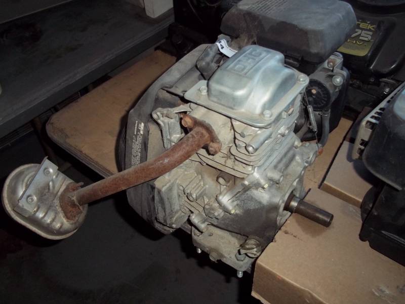 lot 34 image: 4 HP Honda Horizontal Shaft Motor