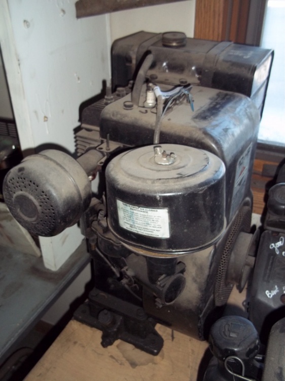 lot 36 image: 10 HP Briggs and Stratton Horizontal Shaft Motor