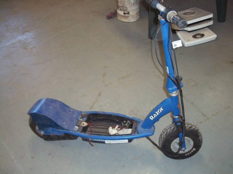 lot 55 image: Electric Scooter Razor