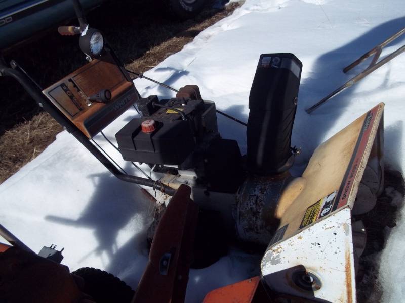 lot 22 image: Snow blower for parts or repair