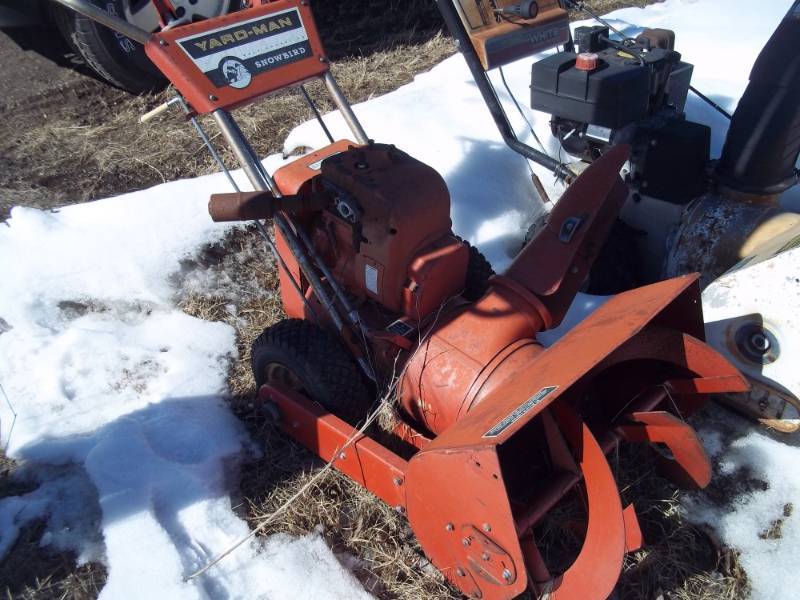lot 98 image: Snow blower for parts or repair