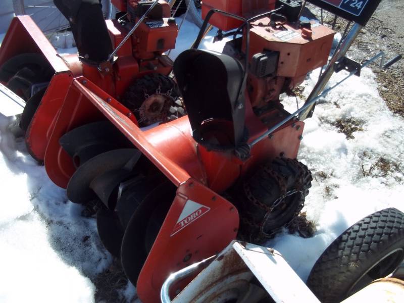 lot 101 image: Snow blower for parts or repair