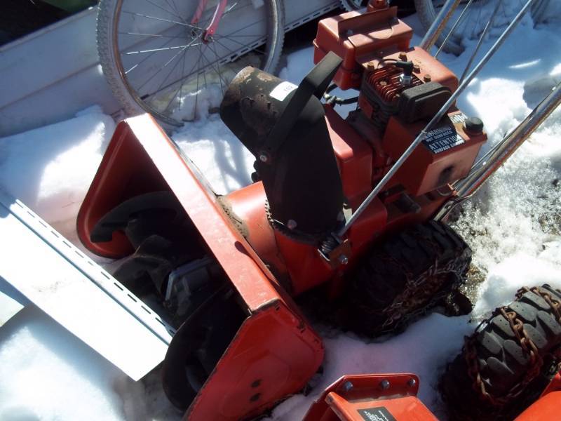 lot 102 image: Snow blower for parts or repair