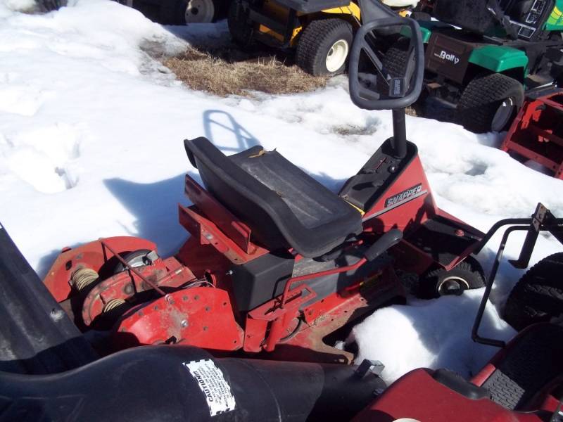 lot 128 image: Riding Lawn Mower for parts or repair